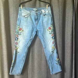 Women’s size 8 Zara denim jeans with floral stitch design
